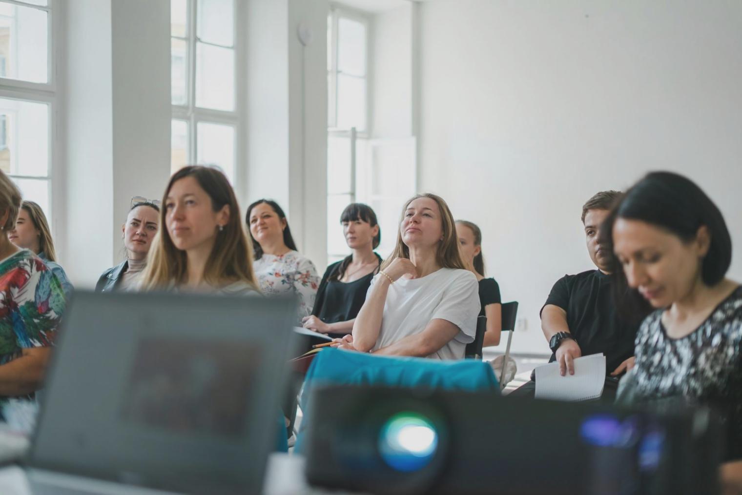 Trading-Arbeitsplatz mit Monitoren und Analysen